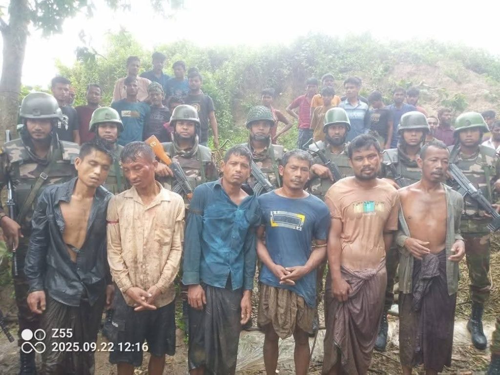 চন্দনাইশে সেনা অভিযানে অস্ত্রসহ বান্দরবানের ৬ উপজাতি সন্ত্রাসী আটক