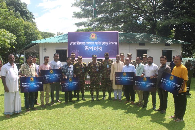 খাগড়াছড়ির গুইমারা ও মানিকছড়িতে দুর্গাপূজা উদযাপন উপলক্ষ্যে সেনাবাহিনীর অনুদান প্রদান