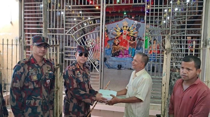 খাগড়াছড়িতে শারদীয় দুর্গাপূজার প্রস্তুতি পরিদর্শনে বিজিবি সেক্টর কমান্ডার, দিলেন অনুদান