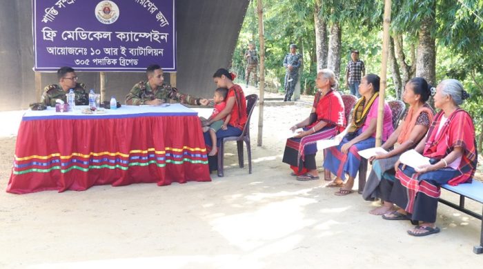 দরিদ্র শিশুদের জন্য কাপ্তাইয়ে সেনাবাহিনীর বিনামূল্যে চিকিৎসা সেবা