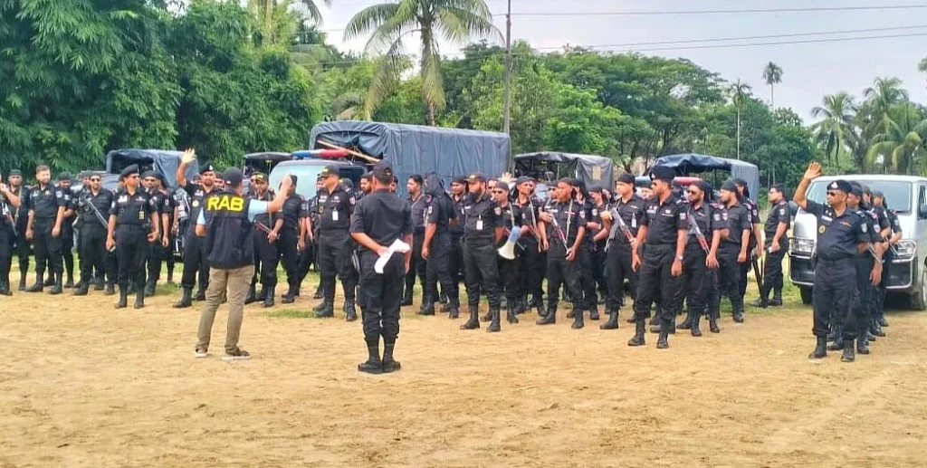 মহেশখালীর পাহাড়ে যৌথ অভিযানে ১০ অস্ত্র ও গোলাবারুদ উদ্ধার