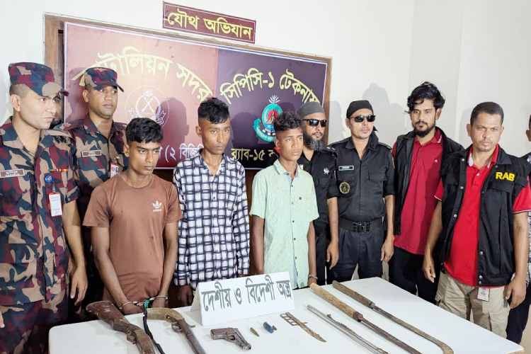 টেকনাফে অস্ত্রসহ ৩ মানব পাচারকারী আটক, উদ্ধার ৮৪ জন