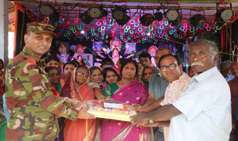 জুরাছড়ির যক্ষাবাজার পূজা মণ্ডপ পরিদর্শনে সেনাবাহিনী, দেয়া হলো শুভেচ্ছা উপহার