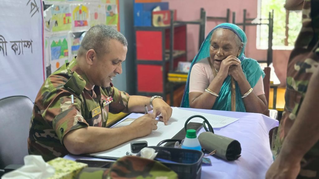 নাটোরে ডায়রিয়া আক্রান্ত এলাকায় সেনাবাহিনীর বিনামূল্যে চিকিৎসা সেবা ও ওষুধ বিতরণ