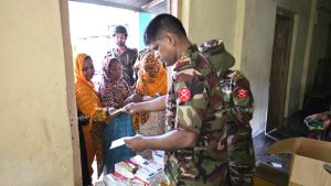 নাটোরে ডায়রিয়া আক্রান্ত এলাকায় সেনাবাহিনীর বিনামূল্যে চিকিৎসা সেবা ও ওষুধ বিতরণ