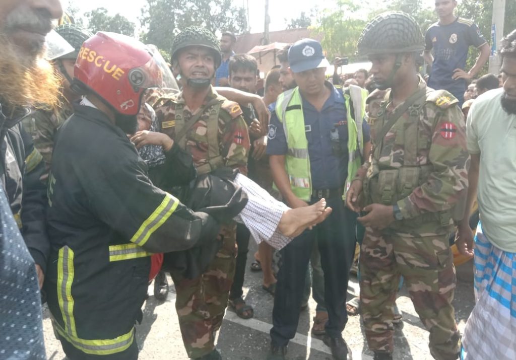 বগুড়ায় সড়ক দুর্ঘটনা, সেনা টহল দলের দ্রুত সহায়তায় প্রাণে বাঁচলেন আহতরা