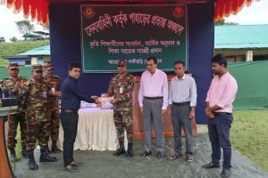 প্রত্যন্ত অঞ্চলের কৃতি শিক্ষার্থীদের সংবর্ধনা ও মানবিক সহায়তা প্রদান করল সেনাবাহিনীর লক্ষীছড়ি জোন