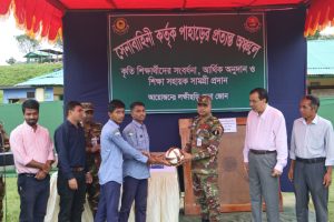 প্রত্যন্ত অঞ্চলের কৃতি শিক্ষার্থীদের সংবর্ধনা ও মানবিক সহায়তা প্রদান করল সেনাবাহিনীর লক্ষীছড়ি জোন