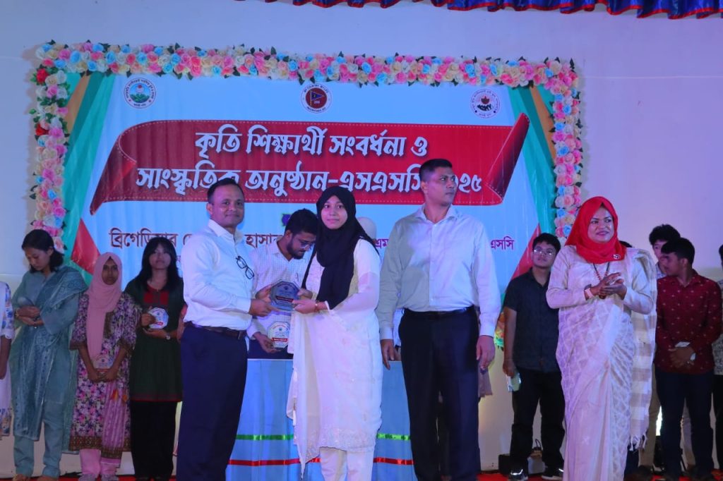 খাগড়াছড়ি ক্যান্ট. পাবলিক স্কুল ও নতুন কুঁড়ি ক্যান্ট. হাই স্কুলের কৃতি শিক্ষার্থীদের সংবর্ধনা