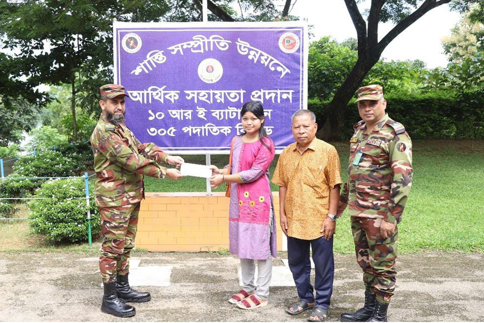 রাঙামাটিতে দরিদ্র পরিবার ও শিক্ষার্থীদের মানবিক সহায়তা প্রদান করল সেনাবাহিনী