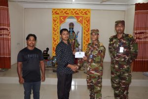 আলীকদম ও লামা উপজেলার বিভিন্ন পূজা মণ্ডপে সেনাবাহিনীর আর্থিক সহায়তা প্রদান