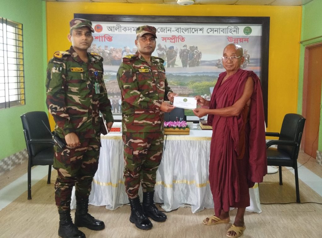 বান্দরবানের আলীকদমে বিভিন্ন ব্যক্তি ও প্রতিষ্ঠানে সেনাবাহিনীর আর্থিক সহায়তা প্রদান