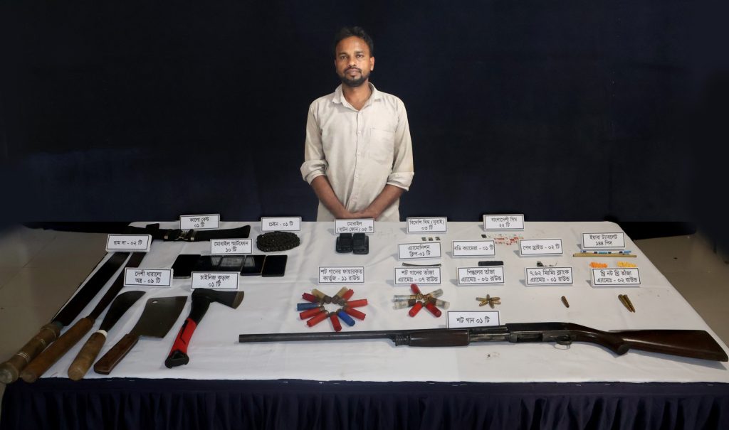 ফটিকছড়িতে সেনাবাহিনীর লক্ষীছড়ি জোনের অভিযানে সশস্ত্র দুর্বৃত্ত ও মাদক ব্যবসায়ী আটক