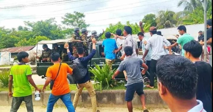 খাগড়াছড়িতে পাহাড়ে অশান্তির বিষ টার্গেট সেনাবাহিনীমহাসমাবেশের নামে বিশৃঙ্খলা: সেনাবাহিনীর টহলে হামলা ইউপিডিএফ সমর্থকদের
