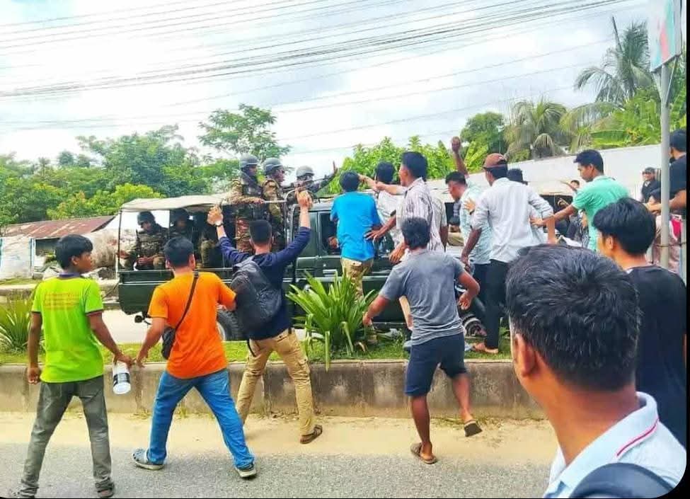 খাগড়াছড়িতে পাহাড়ে অশান্তির বিষ টার্গেট সেনাবাহিনীমহাসমাবেশের নামে বিশৃঙ্খলা: সেনাবাহিনীর টহলে হামলা ইউপিডিএফ সমর্থকদের