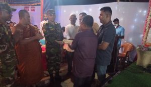 বান্দরবানের রুমায় শারদীয় দুর্গোৎসবে সেনাবাহিনীর উপহার প্রদান
