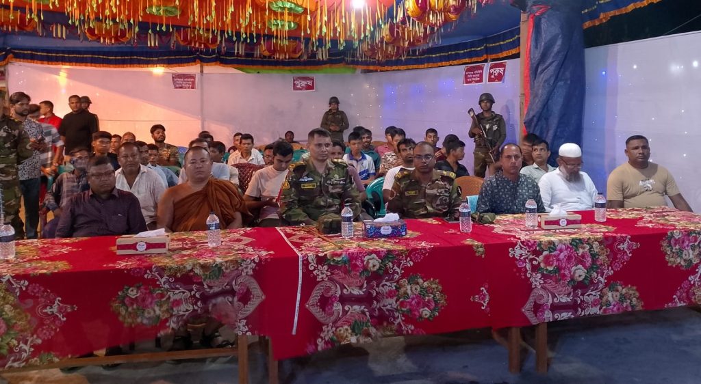 বান্দরবানের রুমায় শারদীয় দুর্গোৎসবে সেনাবাহিনীর উপহার প্রদান