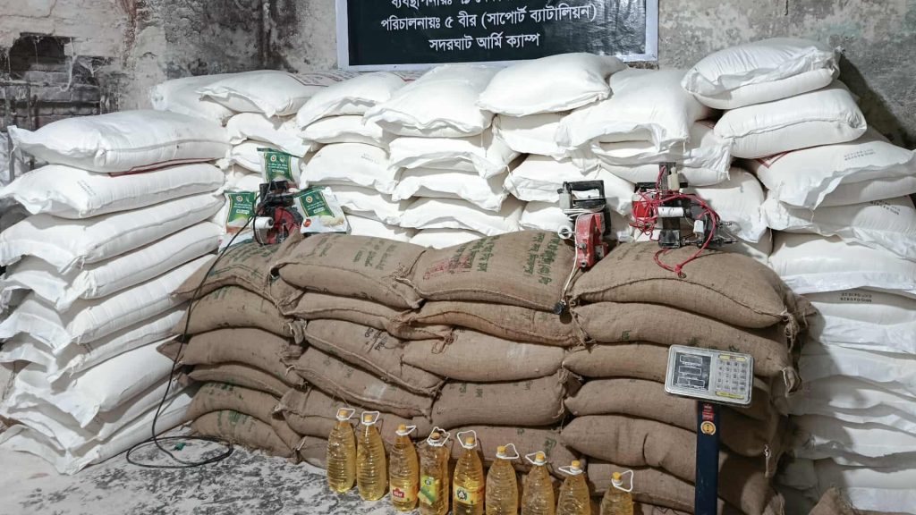গেন্ডারিয়ায় অবৈধভাবে টিসিবির পণ্য মজুদ, সেনাবাহিনীর অভিযানে আটক ৭