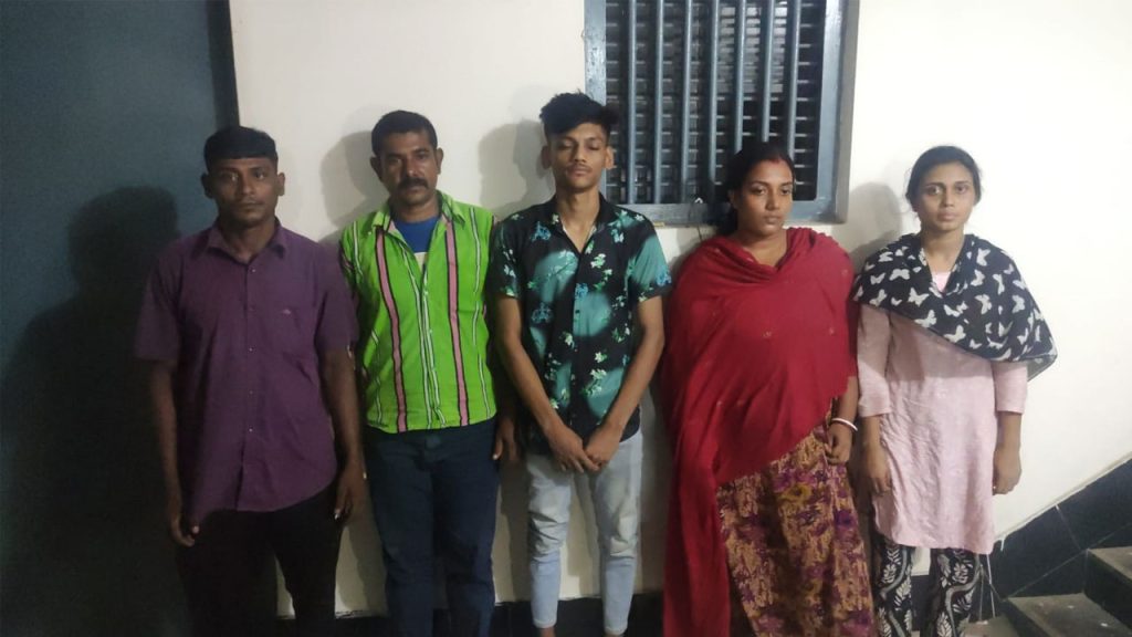 সাতক্ষীরা সীমান্ত দিয়ে অবৈধভাবে ভারতে প্রবেশ, বিএসএফের হাতে আটক ৮ বাংলাদেশি