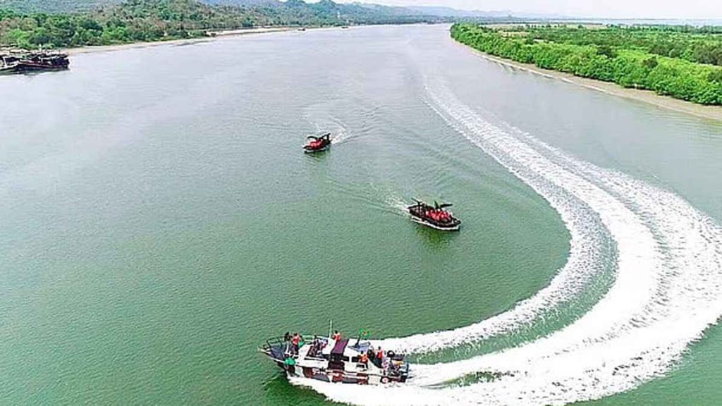 তিন ট্রলারসহ ১৫ জেলেকে ধরে নিয়ে গেল আরাকান আর্মি