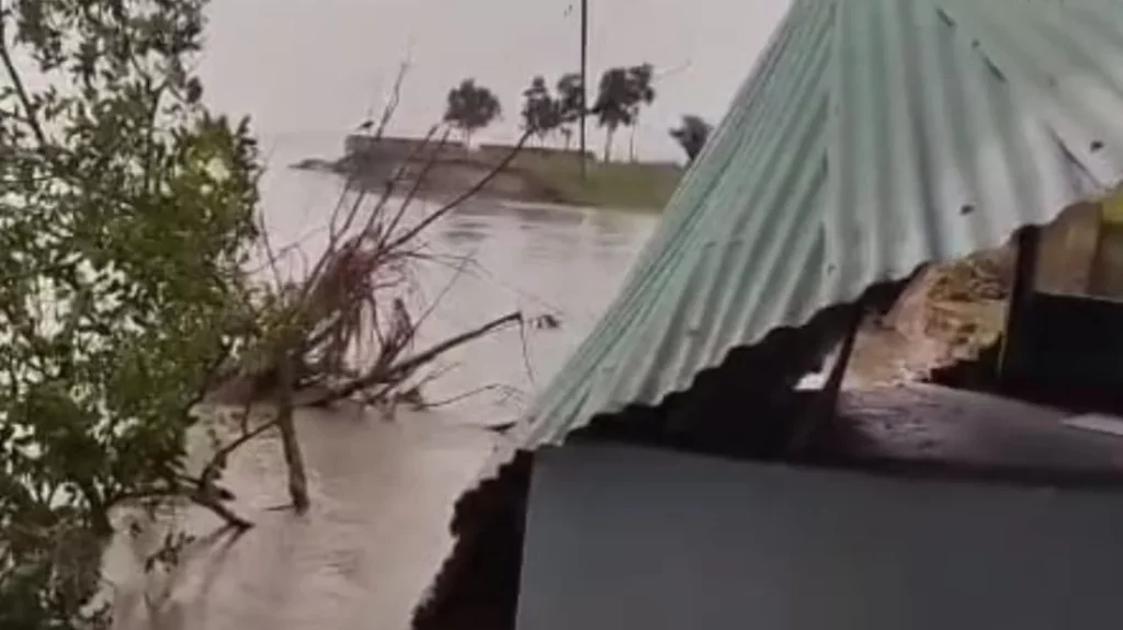 পদ্মার ভাঙনে একরাতেই বিলীন সীমান্তঘেঁষা বিজিবি ক্যাম্প