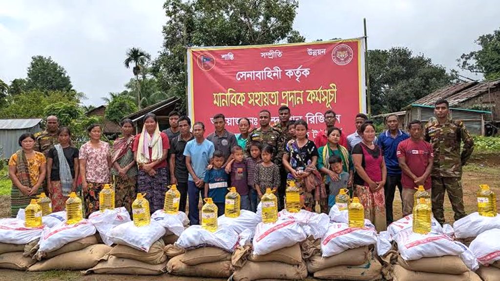 বান্দরবানে অসহাপাহাড়ে শান্তি, সম্প্রীতি ও উন্নয়নে সেনাবাহিনীর অবিচল অঙ্গীকারয়-হতদরিদ্র বম সম্প্রদায়ের মাঝে সেনাবাহিনীর মানবিক সহায়তা