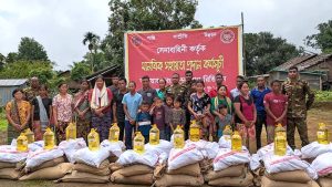বান্দরবানে অসহাপাহাড়ে শান্তি, সম্প্রীতি ও উন্নয়নে সেনাবাহিনীর অবিচল অঙ্গীকারয়-হতদরিদ্র বম সম্প্রদায়ের মাঝে সেনাবাহিনীর মানবিক সহায়তা