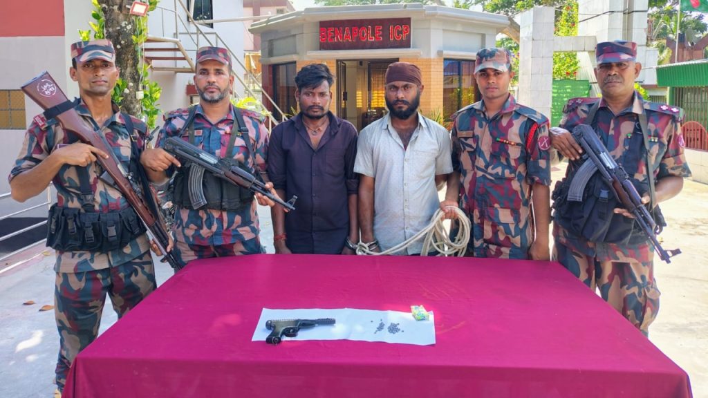 বেনাপোলে পিস্তল ও ৯৩ রাউন্ড গুলিসহ বিজিবির হাতে দুই ভারতীয় আটক
