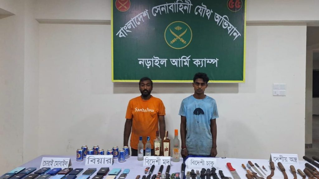 নড়াইলে সেনা অভিযানে অস্ত্র ও বিদেশি মদসহ চোরাই মোবাইল জব্দ, আটক ২