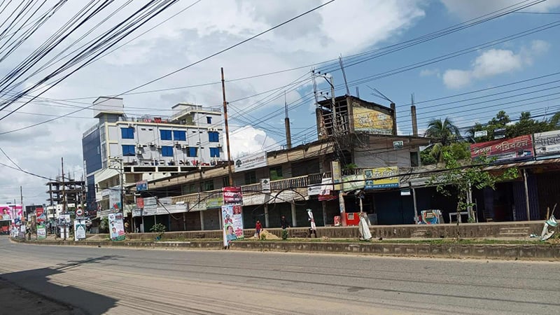 খাগড়াছড়ির সড়কে অবরোধ শিথিল হলেও গাড়ি নামেনি, আতঙ্ক