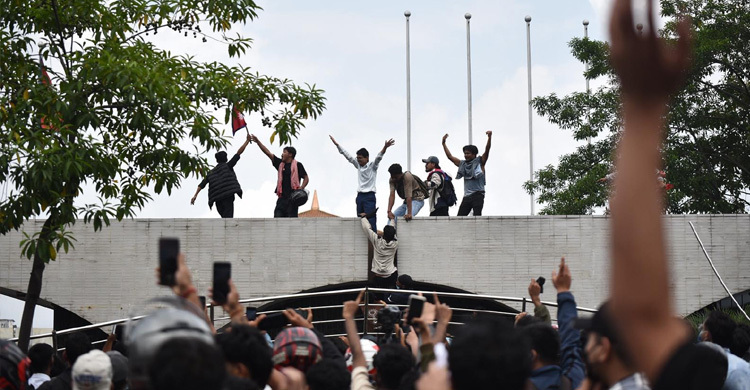 বিক্ষোভে উত্তাল নেপাল, পার্লামেন্টে ঢুকে পড়েছে ছাত্র-জনতা