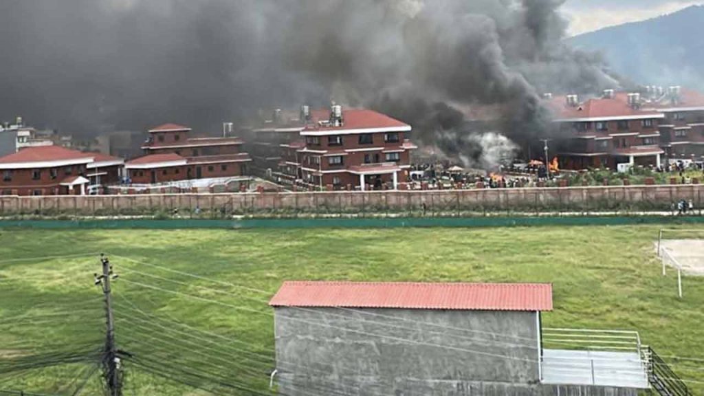 বিক্ষোভে অগ্নিগর্ভ নেপাল, বাসভবন থেকে মন্ত্রীদের সরিয়ে নিচ্ছে সেনাবাহিনী