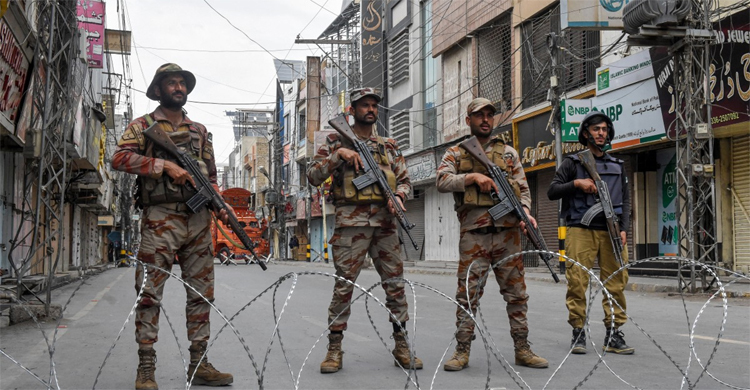 উত্তর-পশ্চিম পাকিস্তানে তালেবানের হামলায় ১২ সেনা নিহত
