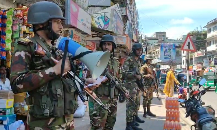 সম্প্রীতির বার্তা নিয়ে পার্বত্য জেলা রাঙামাটিতে সেনাবাহিনীর মাইকিং