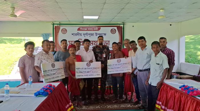 পাহাড়ি জনপদে শান্তিপূর্ণ দুর্গাপূজা নিশ্চিত করতে লোগাং বিজিবির অনুদান প্রদান