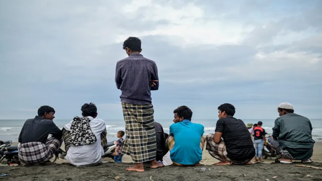 রাতেই বাংলাদেশে অনুপ্রবেশের অপেক্ষায় প্রায় তিনশ রোহিঙ্গা