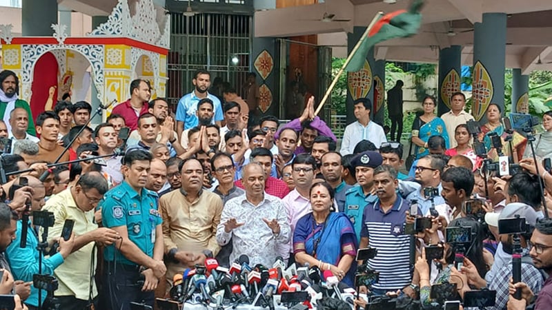 ‘হিন্দুরা শান্তিতে নেই’—শুভেন্দুর দাবির জবাব দিলেন রমনা কালিমন্দির সভাপতি