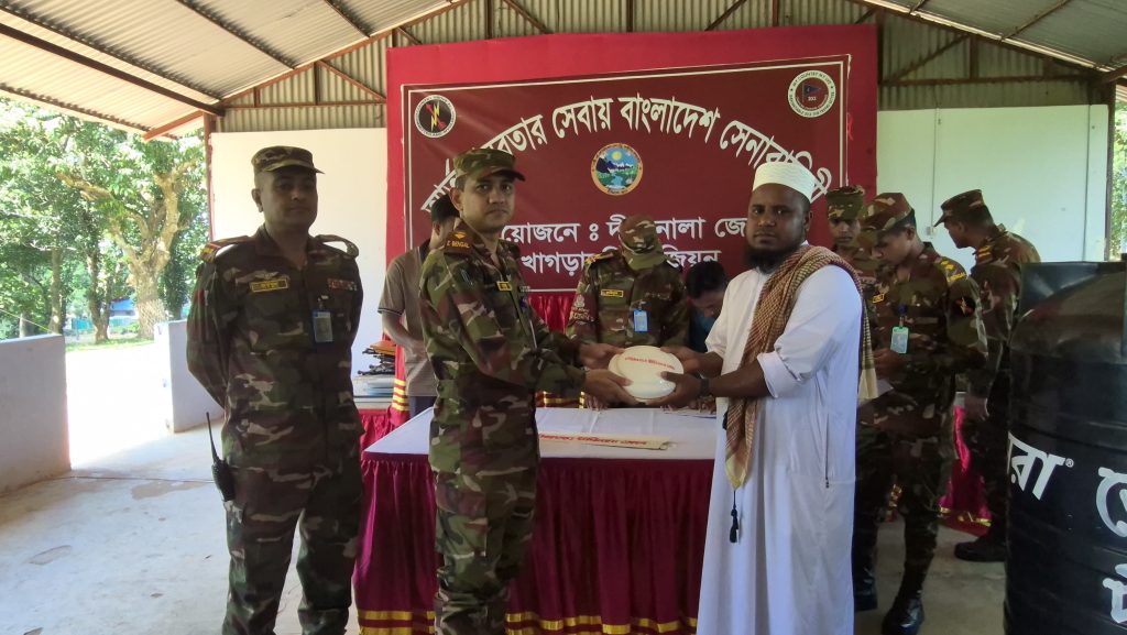 দীঘিনালায় সেনাবাহিনীর মানবিক সহায়তা কর্মসূচি