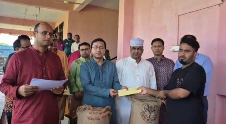 খাগড়াছড়িতে সহিংসতায় ক্ষতিগ্রস্তদের মাঝে ত্রাণ ও অনুদানের চেক বিতরণ