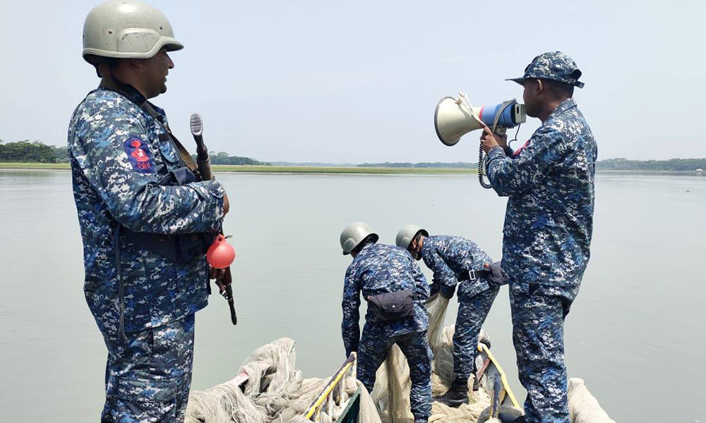 মা ইলিশ রক্ষায় নৌবাহিনীর ১৭ যুদ্ধজাহাজ মোতায়েন