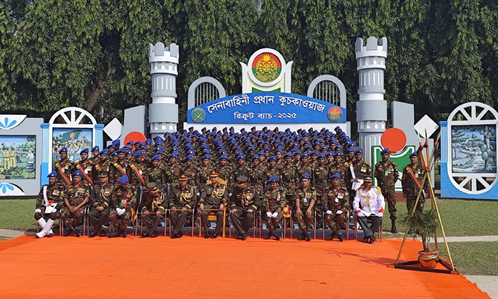খুলনায় সেনাবাহিনীর রিক্রুট সমাপনী কুচকাওয়াজ, শপথ নিলেন ৬০৬ নবীন সৈনিক