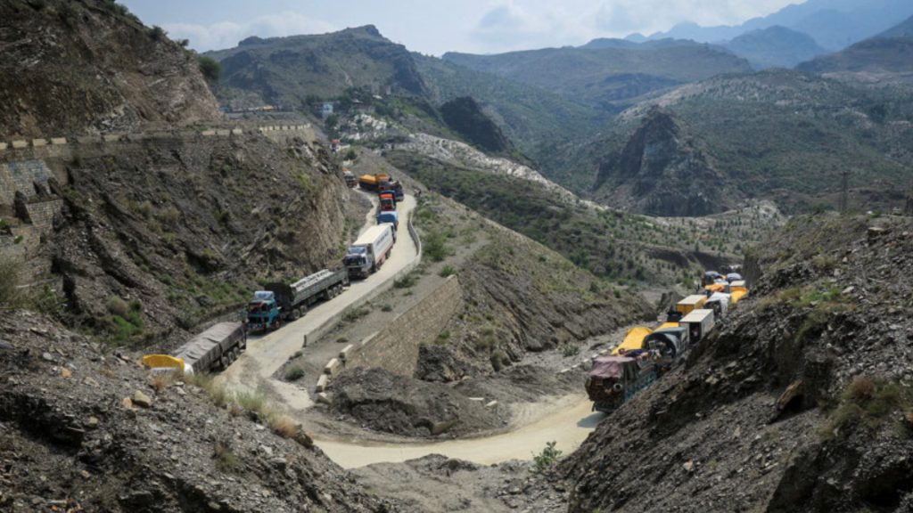 সীমান্তে ভারী অস্ত্র মোতায়েন শুরু করেছে আফগানিস্তান, ১৯ সীমান্ত চৌকি দখল করল পাকিস্তান