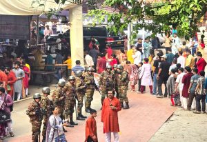 শারদীয় দুর্গাপূজা উপলক্ষে রাজধানী ঢাকা ছাড়াও দেশের সর্বত্র আইন-শৃঙ্খলা ও নিরাপত্তা নিশ্চিত করতে বাংলাদেশ সেনাবাহিনীর সদস্যরা টহল কার্যক্রম পরিচালনা করছে। পূজা মণ্ডপ ও আশপাশের এলাকায় শান্তি-শৃঙ্খলা বজায় রাখতে সেনা সদস্যবৃন্দ স্থানীয় প্রশাসন ও অন্যান্য আইন-শৃঙ্খলা রক্ষাকারী বাহিনীর সঙ্গে সমন্বিতভাবে কাজ করছে।
সেনাবাহিনী জানিয়েছে, ধর্মীয় সম্প্রীতি, শান্তি ও সৌহার্দ্য বজায় রাখতে তারা সর্বদা জনগণের পাশে রয়েছে। দুর্গাপূজা উপলক্ষে আগত ভক্ত ও দর্শনার্থীরা নির্বিঘ্নে উৎসব পালন করতে পারেন, সে জন্য প্রয়োজনীয় সব ধরনের নিরাপত্তা ব্যবস্থা গ্রহণ করা হয়েছে।
একইসঙ্গে জানানো হয়েছে, কেউ যদি পূজা মণ্ডপকে কেন্দ্র করে অস্থিতিশীলতা সৃষ্টির কোনো চেষ্টা লক্ষ্য করেন, তাহলে তা দ্রুত নিকটস্থ সেনা ক্যাম্প অথবা আইন-শৃঙ্খলা রক্ষাকারী বাহিনীর কাছে জানানোর জন্য অনুরোধ করা হয়েছে।
উল্লেখ্য, প্রতি বছর শারদীয় দুর্গাপূজা উপলক্ষে বাংলাদেশ সেনাবাহিনী আইন-শৃঙ্খলা রক্ষায় গুরুত্বপূর্ণ ভূমিকা পালন করে আসছে, যা দেশের ধর্মীয় সম্প্রীতি ও সামাজিক শান্তি বজায় রাখতে ইতিবাচক ভূমিকা রাখছে।