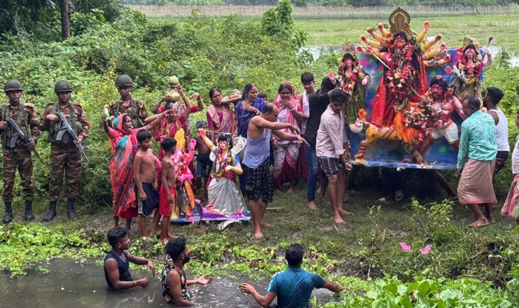 সেনাবাহিনীর কার্যকর ভুমিকা: আনন্দমুখর ও শান্তিপূর্ণ পরিবেশে সমাপ্ত হলো শারদীয় দুর্গোৎসব