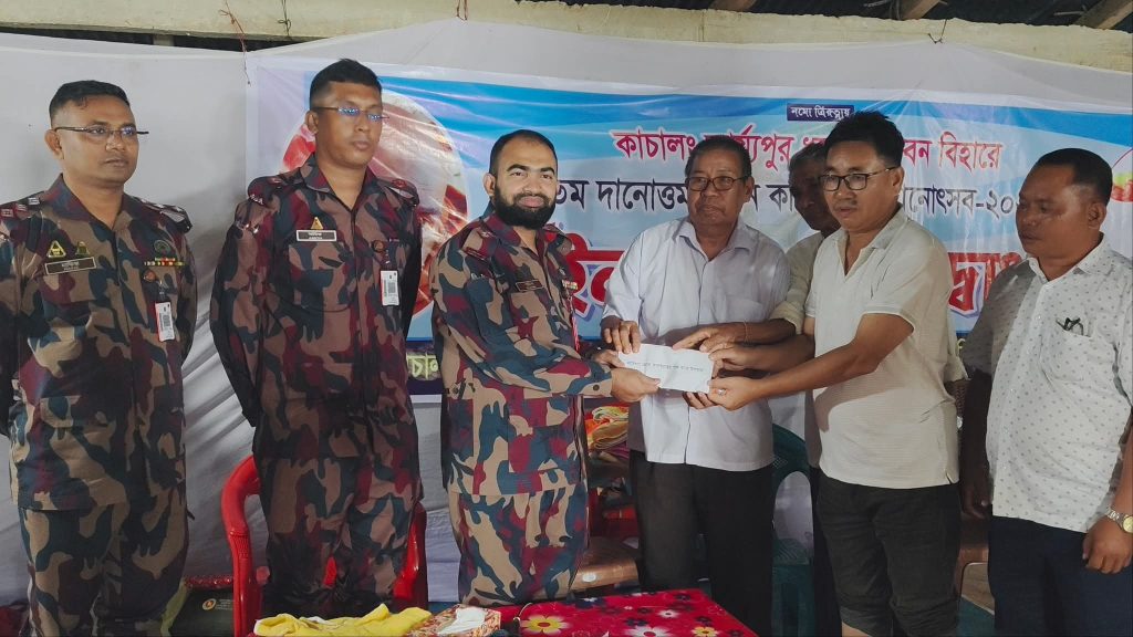 কাচালং আর্য্যপুর বনবিহারের কঠিন চীবর দানোৎসবে বিজিবির আর্থিক অনুদান