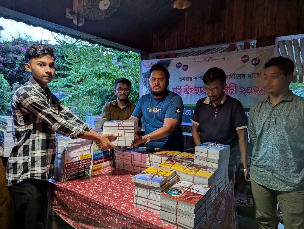 বান্দরবানে মেধাবী ও সুবিধাবঞ্চিত শিক্ষার্থীদের মাঝে পার্বত্য চট্টগ্রাম ছাত্র পরিষদের বই বিতরণ