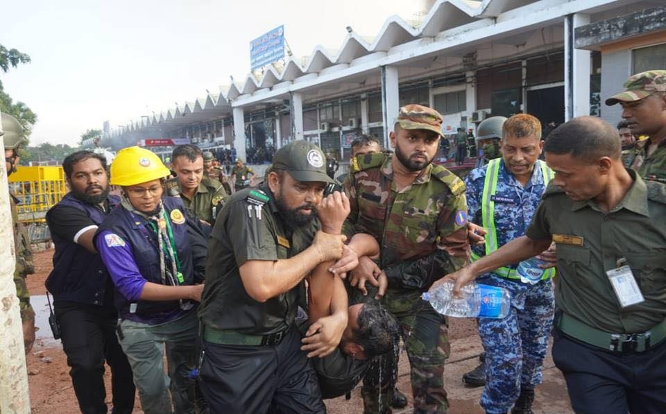 শাহজালালে অগ্নিকাণ্ড: সেনা, নৌ ও বিমান বাহিনীর প্রাণপণ প্রচেষ্টায় আগুন নিয়ন্ত্রণে