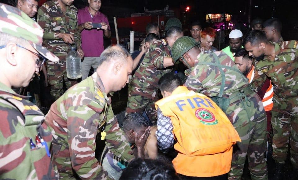 মিরপুরে অগ্নিকাণ্ড: সেনাবাহিনী ও ফায়ার সার্ভিসের তৎপরতায় বড় ধরনের ক্ষয়ক্ষতি এড়ানো সম্ভব হয়