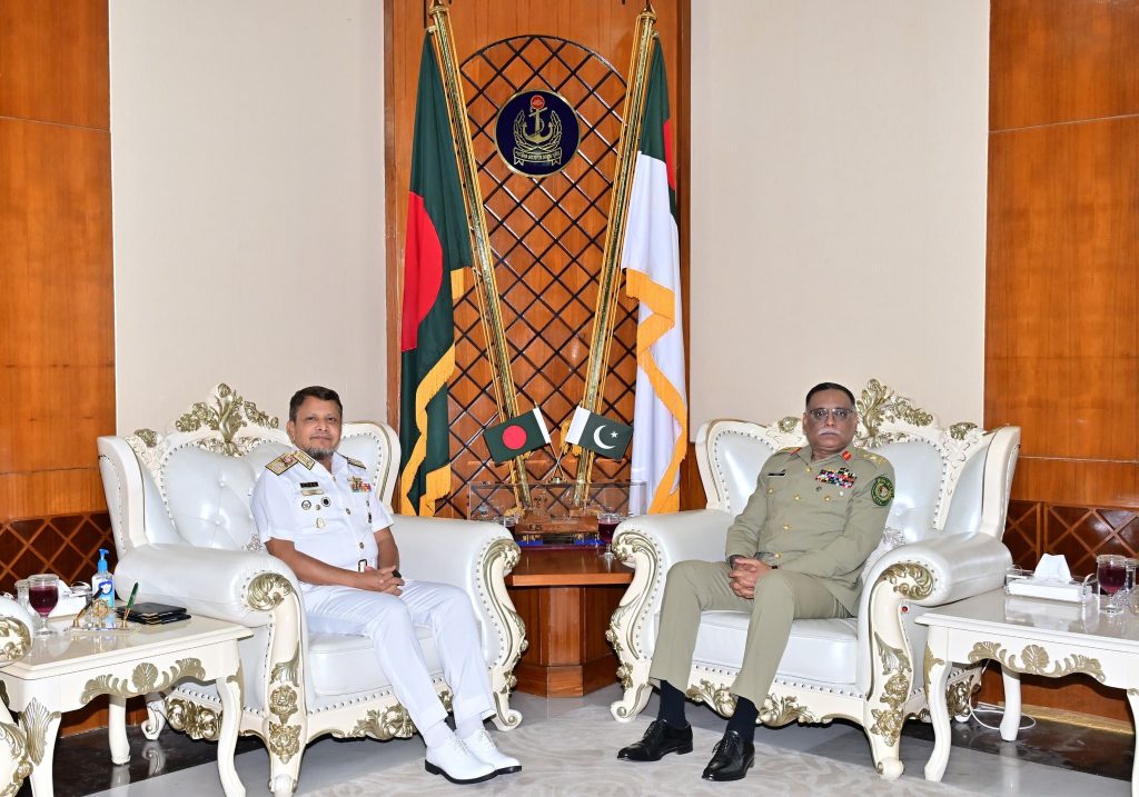 নৌবাহিনী প্রধানের সঙ্গে পাকিস্তানের জয়েন্ট চিফস চেয়ারম্যানের সৌজন্য সাক্ষাৎ