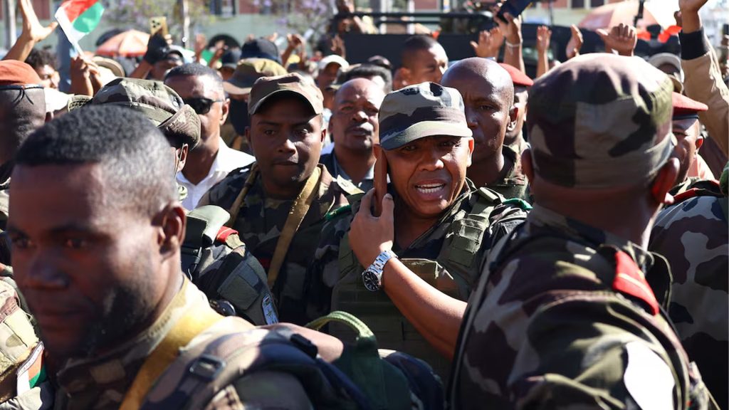 প্রেসিডেন্ট দেশ ছেড়ে পালানোর পর মাদাগাস্কারের ক্ষমতা দখল করলো সেনাবাহিনী